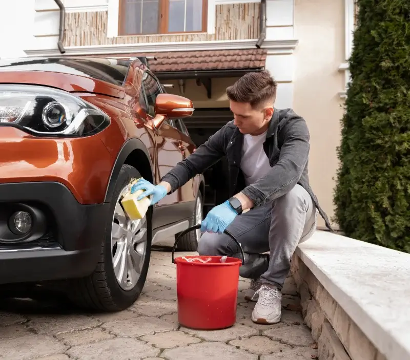 Lavage auto à domicile Le Vésinet : professionnel intervenant sur un véhicule